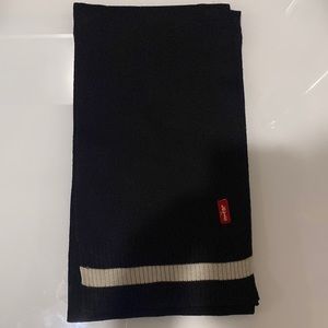 Leviβs Scarf